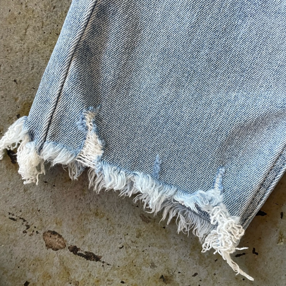 NWOT Cello Light Blue Distressed Women’s Mom Jeans Size 11 - Picture 5 of 7